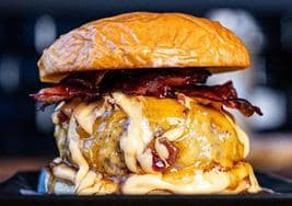 La hamburguesa Sweet Bacon de Black Bull Burger, una de las 9 opciones que puedes escoger en L'Horta Burger Fest.