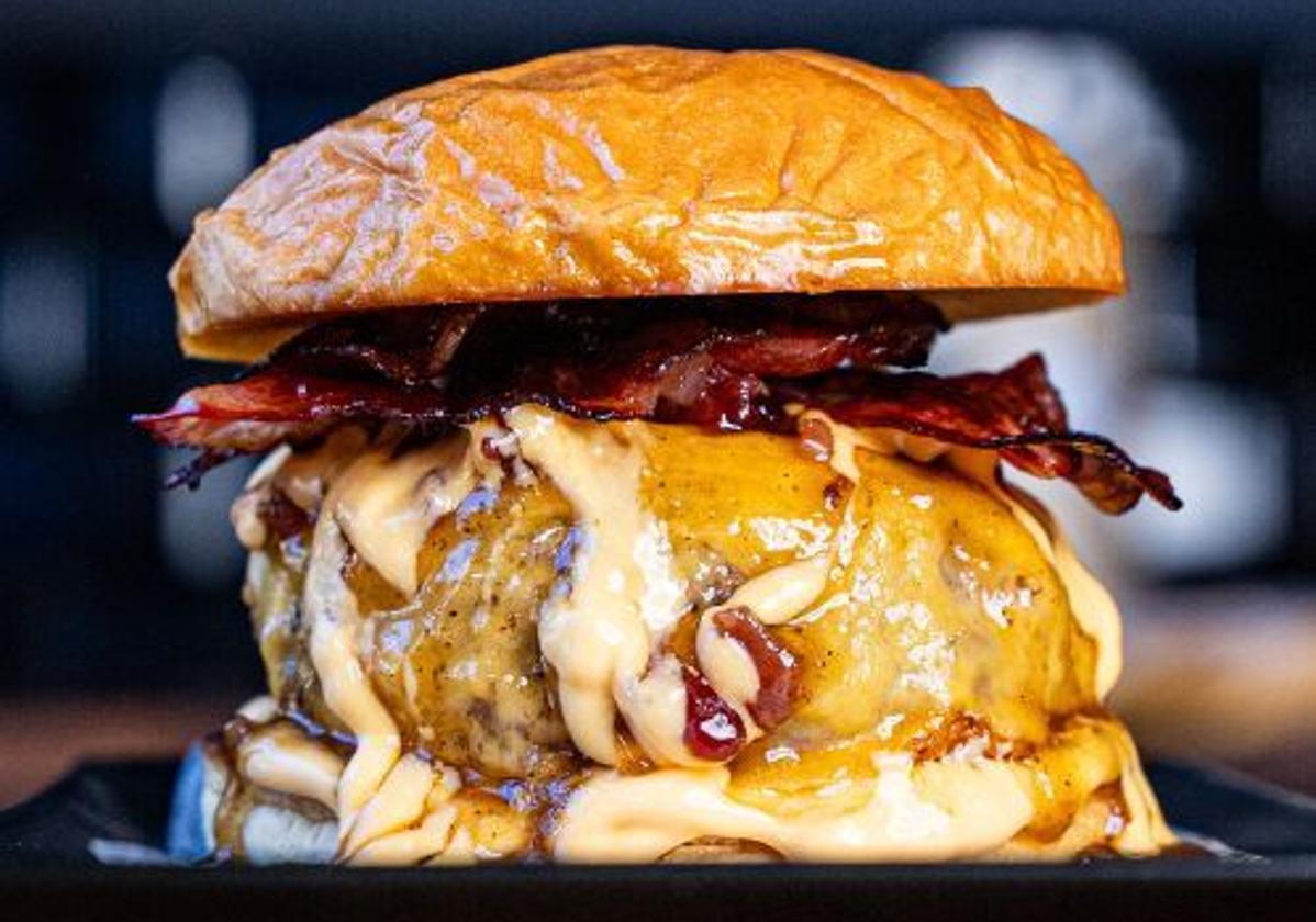 La hamburguesa Sweet Bacon de Black Bull Burger, una de las 9 opciones que puedes escoger en L'Horta Burger Fest.