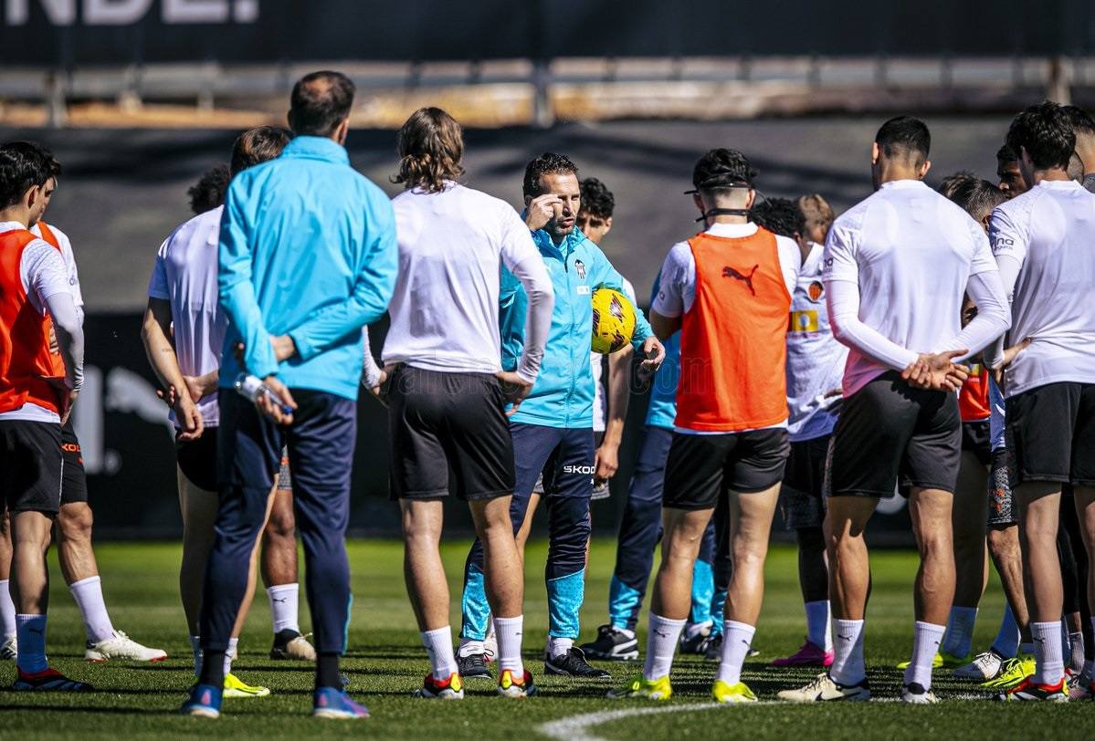 Rubén Baraja, dirigiendo un entrenamiento.