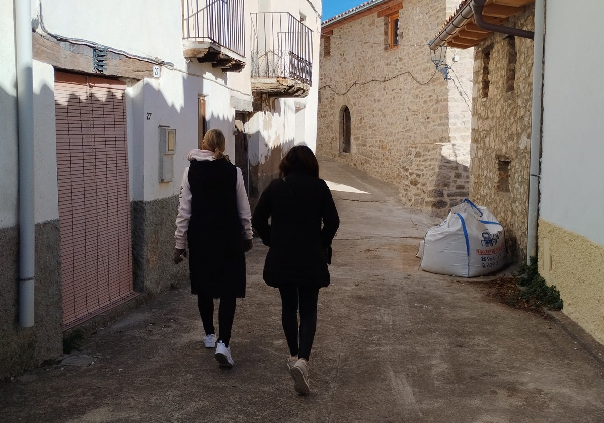 Dos señoras pasean por una de las calles de Castell de Cabres.