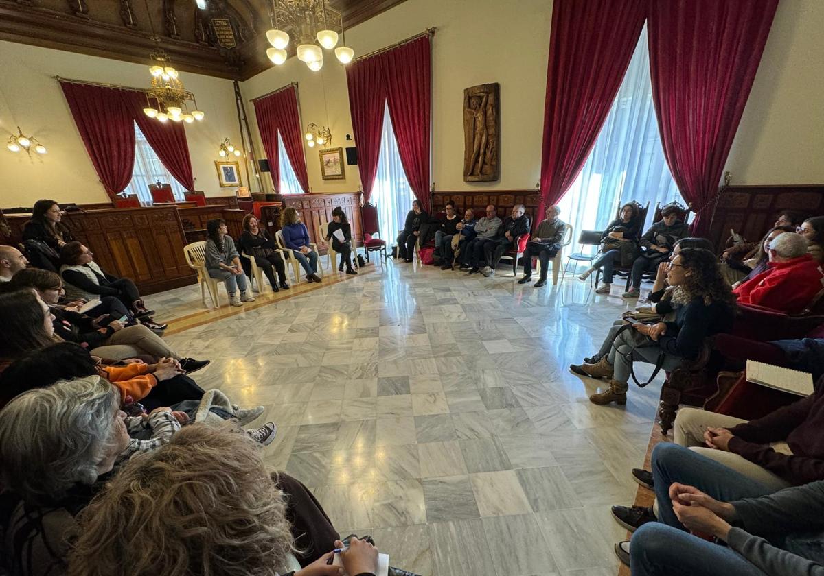 Reunión en el salón de plenos de Sueca.