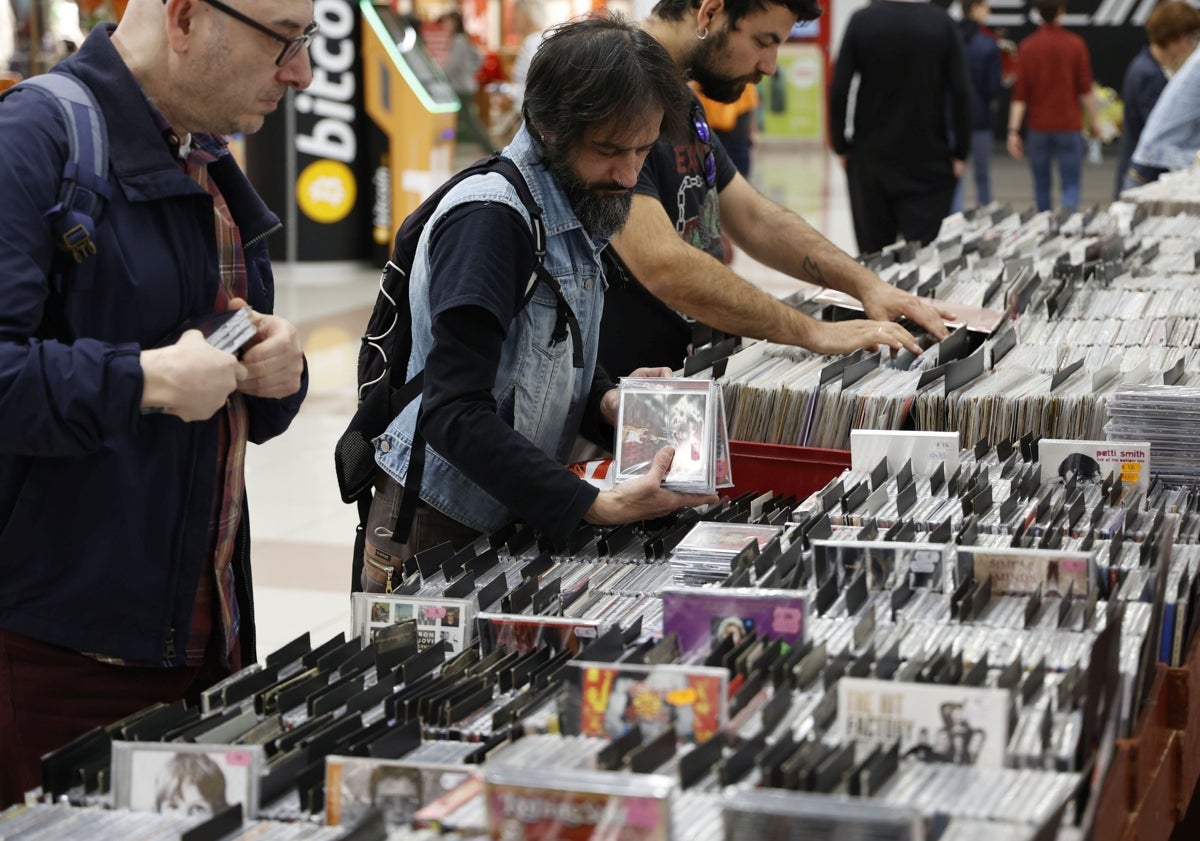 Imagen principal - Algunas de las joyas y reliquias que se pueden encontrar en la Feria del Coleccionismo. 