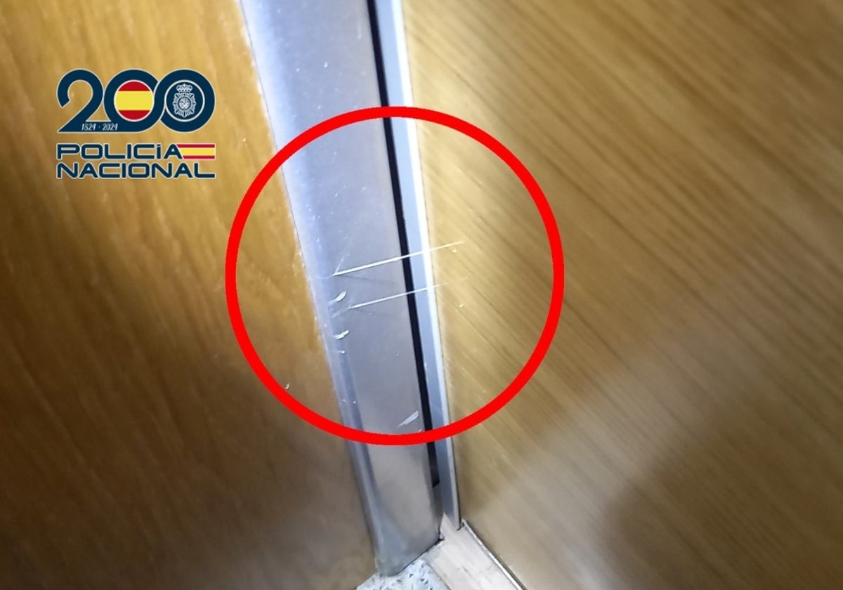 Hilo de pegamento colocado en una de las puertas de las viviendas.