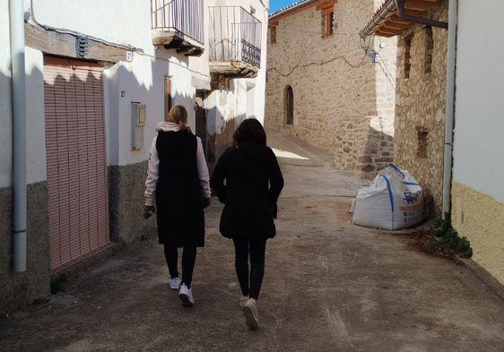 Dos señoras pasean por una de las calles de Castell de Cabres.