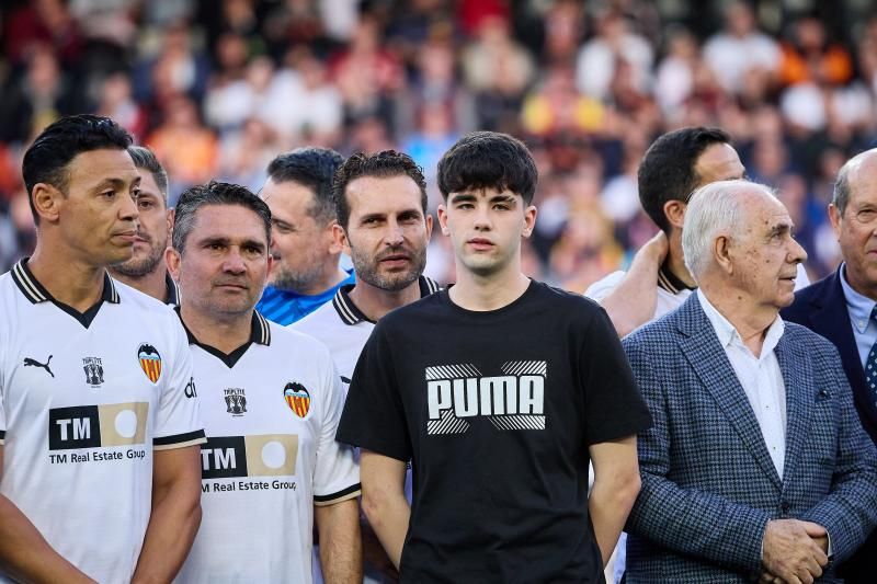 Los héroes del triplete del Valencia CF, reunidos en el césped de Mestalla