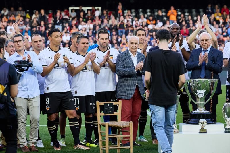 Los héroes del triplete del Valencia CF, reunidos en el césped de Mestalla