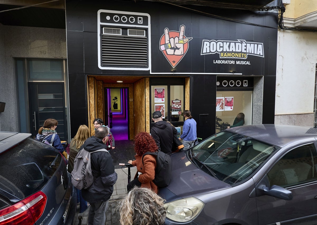 Imagen secundaria 1 - En la Rockadèmia no sólo se dan clases para niños, también para adultos.