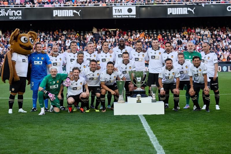 Los héroes del triplete del Valencia CF, reunidos en el césped de Mestalla