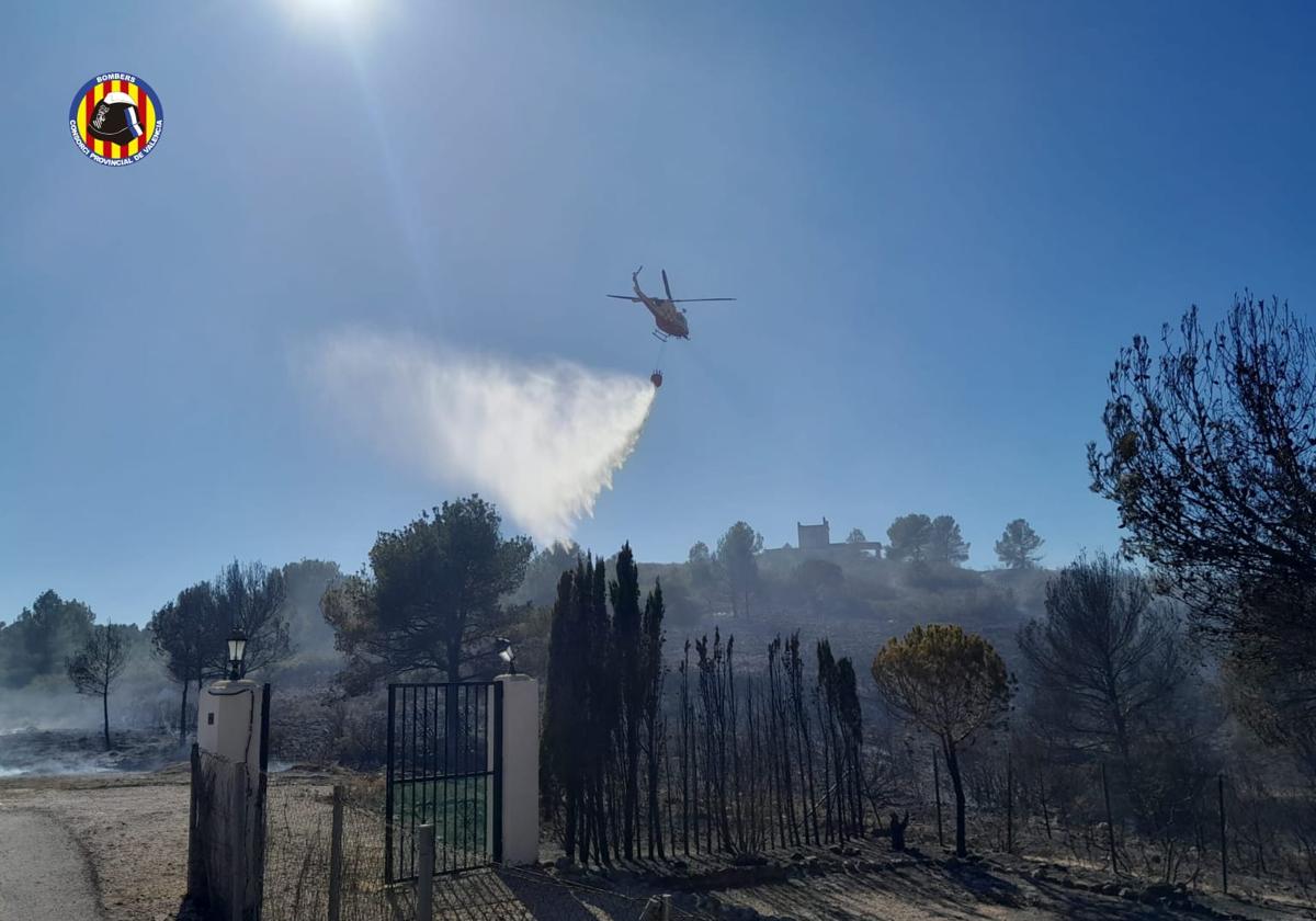 Medios aéreos trabajando en otro incendio forestal.