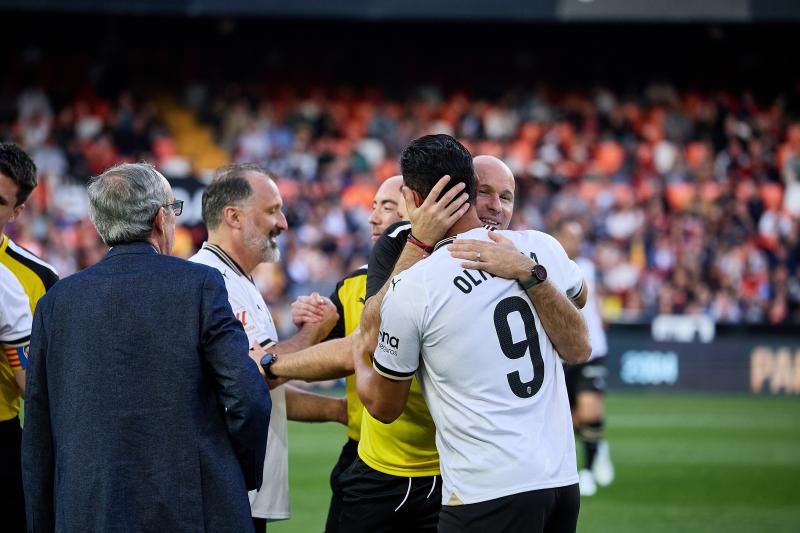 Los héroes del triplete del Valencia CF, reunidos en el césped de Mestalla