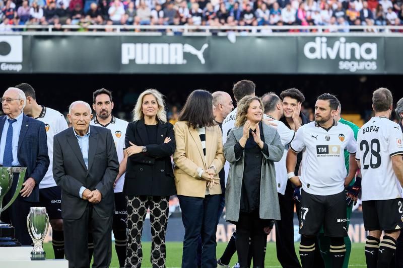 Los héroes del triplete del Valencia CF, reunidos en el césped de Mestalla