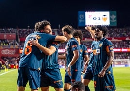 Los jugadores del Valencia, celebrando el gol de la victoria en Granada.