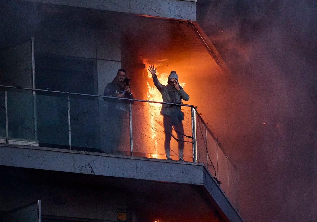 Dos víctimas piden auxilio desde el balcón de su casa.