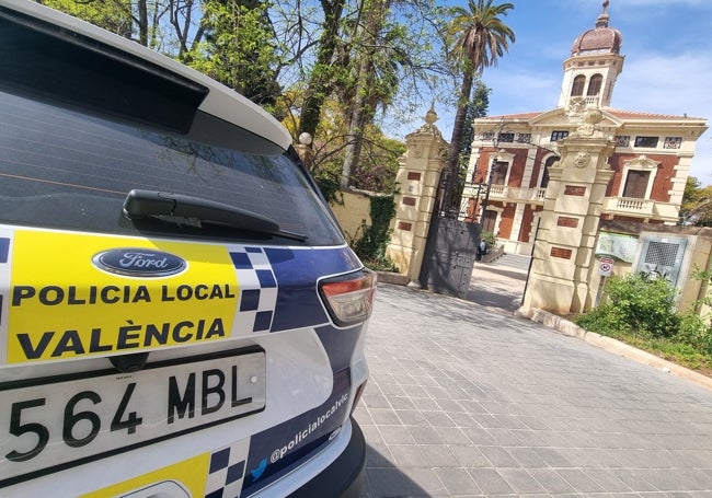 Un vehículo de la Policía Local junto al palacete de Ayora.