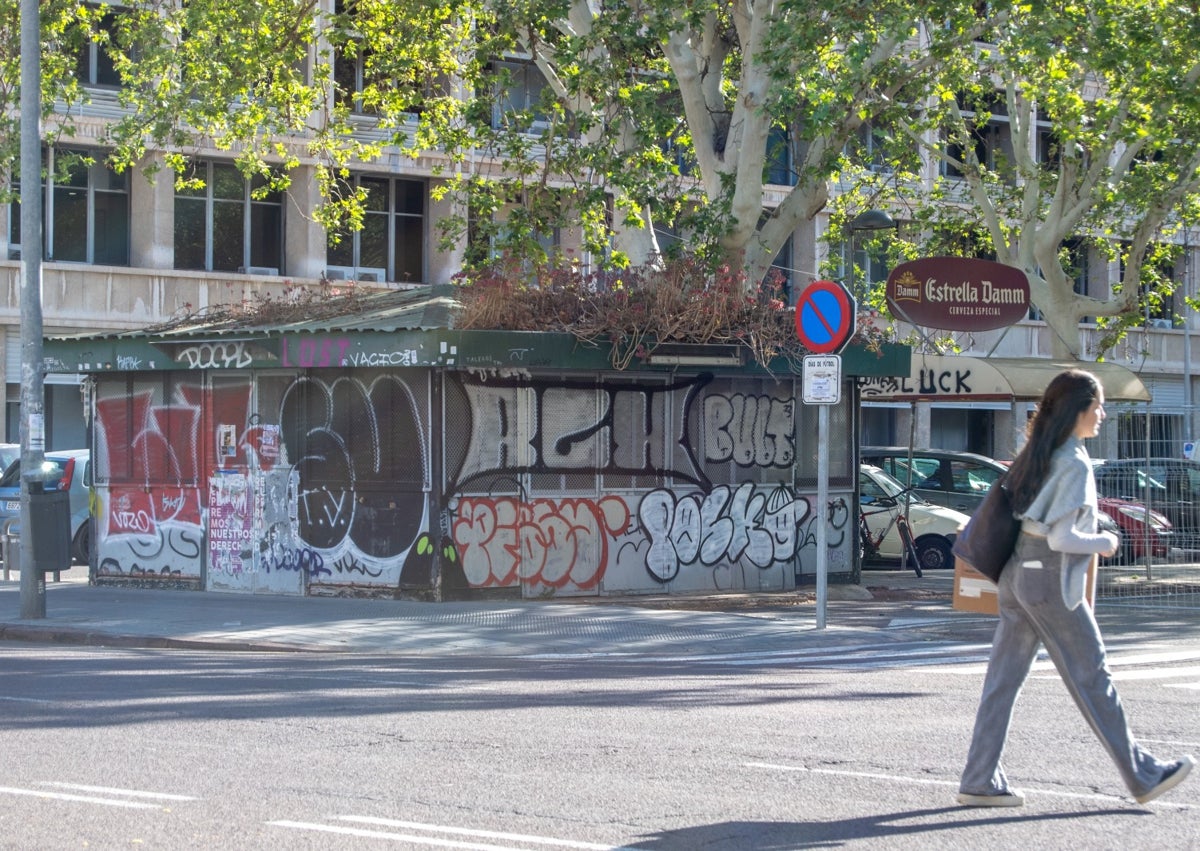 Imagen secundaria 1 - Quioscos en Blasco Ibáñez y el entorno de Mestalla; en la imagen inferior, el antiguo de la plaza del Doctor Collado.