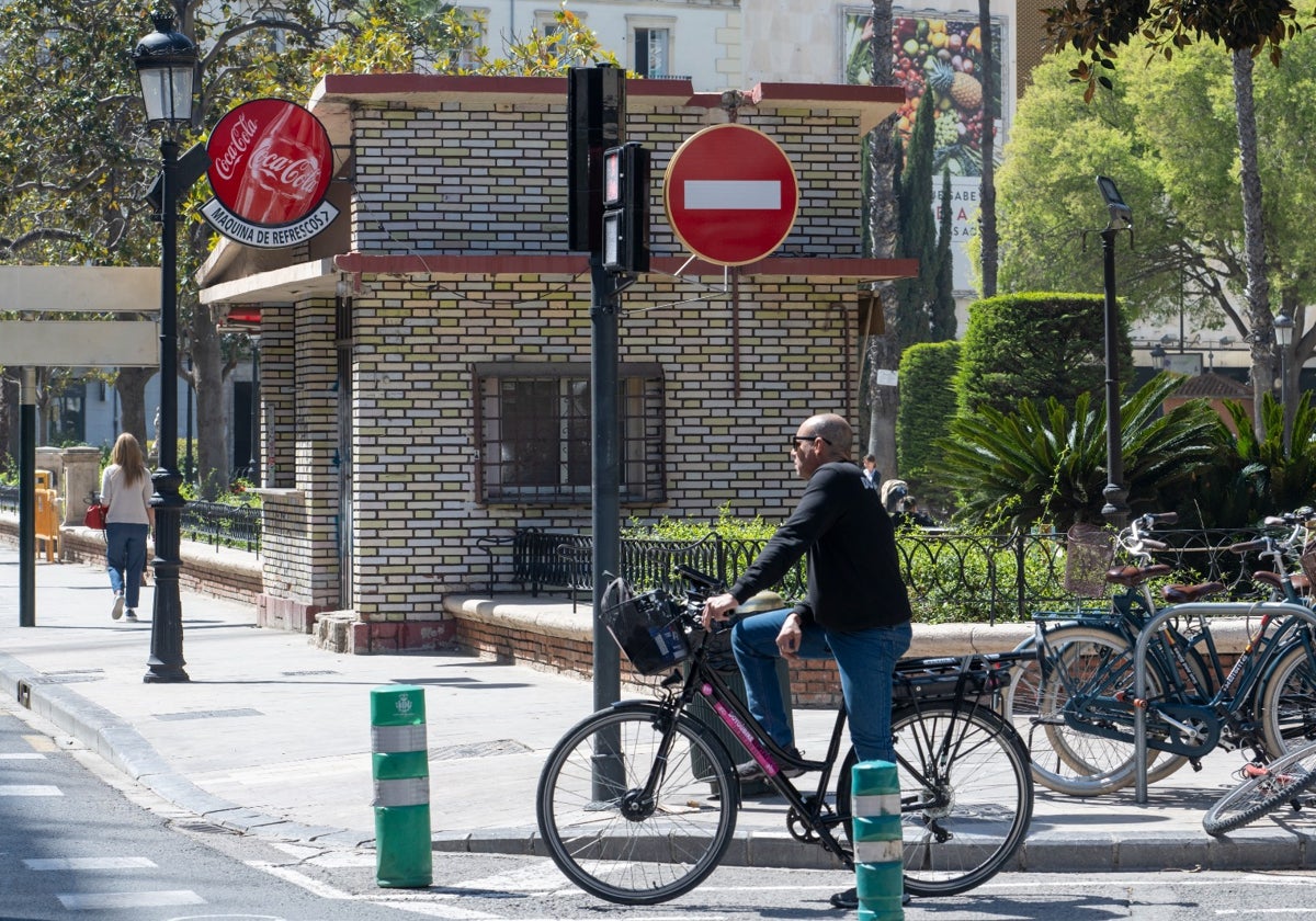 Un ciclista cruza ante el quiosco abandonado en el Parterre.