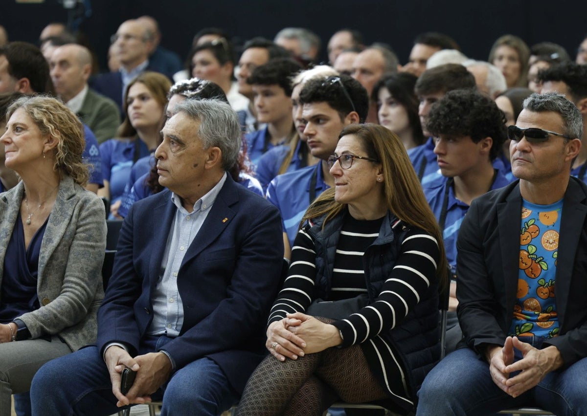 Imagen secundaria 1 - Juan Roig en su intervención; a la derecha Almudena Muñoz y David Casinos, dos referentes del olimpismo valenciano; y los presidentes de los comités Paralímpico y Olímpico, Miguel Carballeda y Alejandro Blanco.