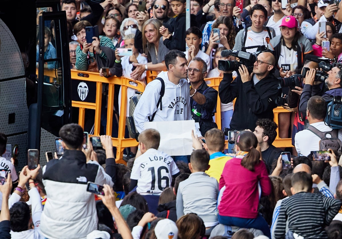 David Navarro rodeado de la afición valencianista en el recibimiento