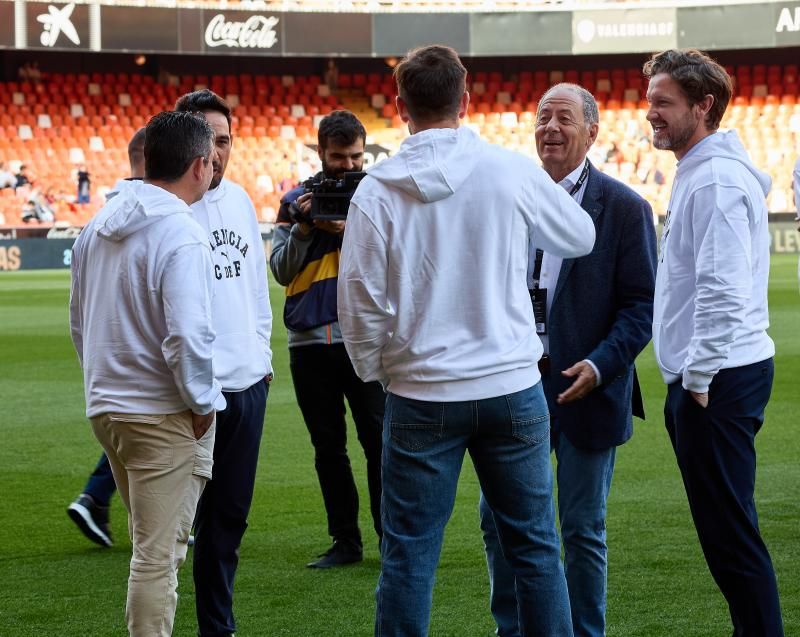 Los héroes del triplete del Valencia CF, reunidos en el césped de Mestalla