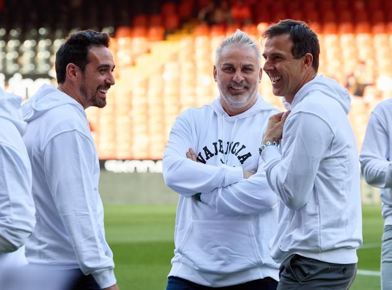 Los héroes del triplete del Valencia CF, reunidos en el césped de Mestalla