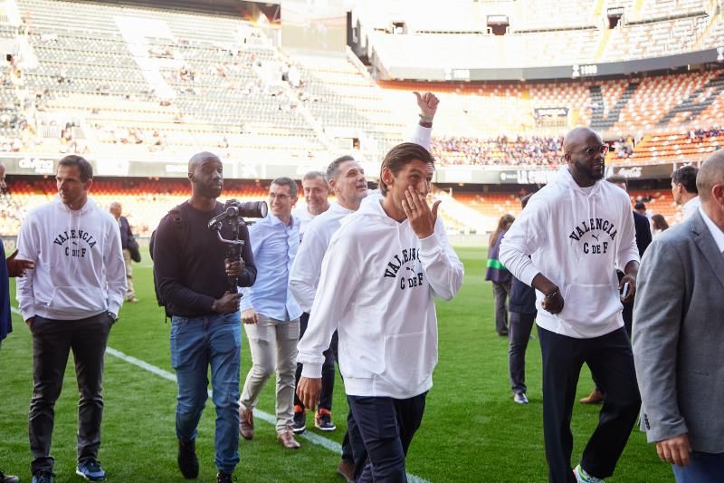 Los héroes del triplete del Valencia CF, reunidos en el césped de Mestalla