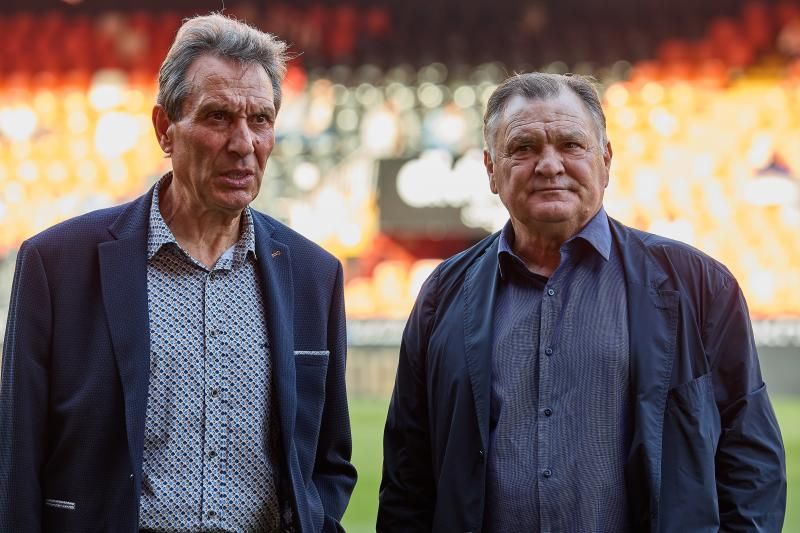 Los héroes del triplete del Valencia CF, reunidos en el césped de Mestalla