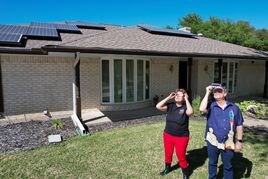 Leticia Ferrer y su marido, Daniel Brookshier, prueban las gafas para ver el eclipse en Dallas.