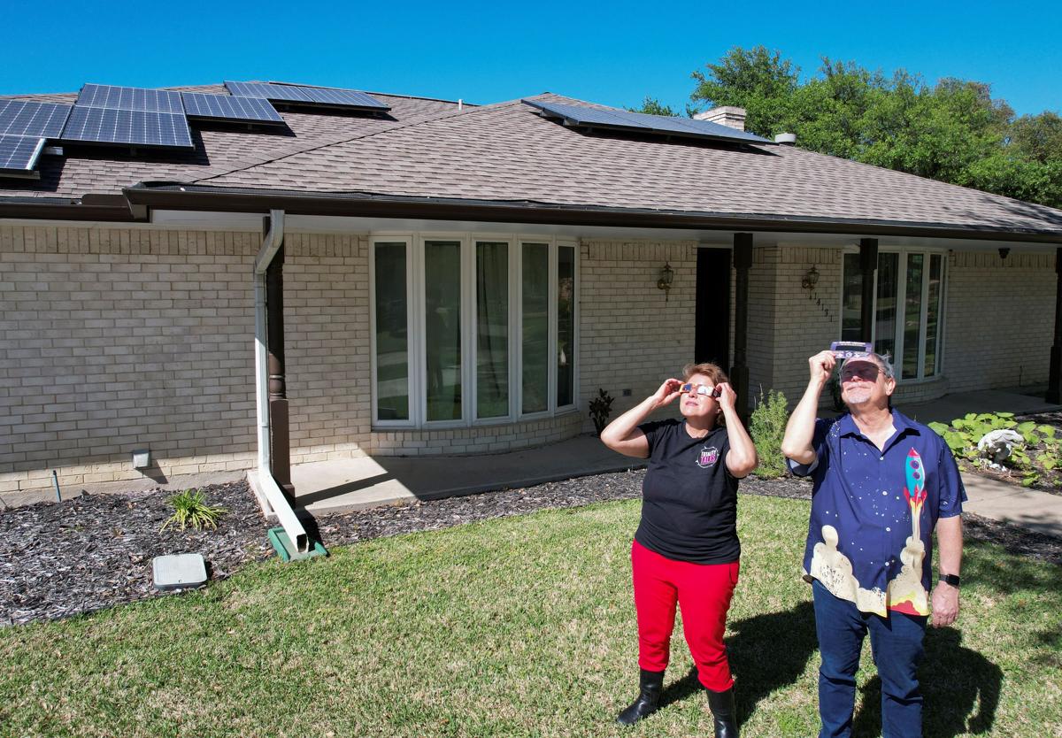 Leticia Ferrer y su marido, Daniel Brookshier, prueban las gafas para ver el eclipse en Dallas.