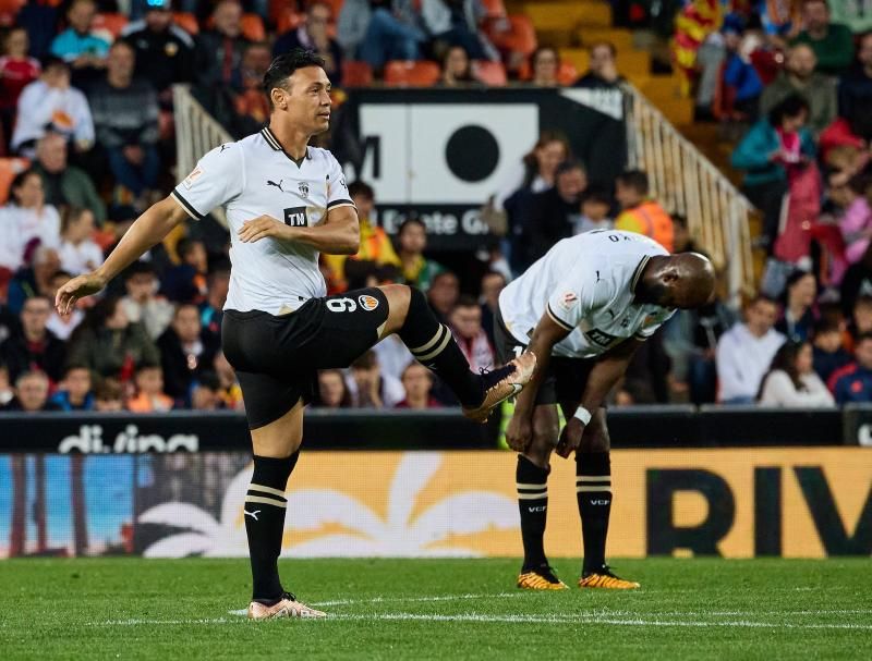 Los héroes del triplete del Valencia CF, reunidos en el césped de Mestalla