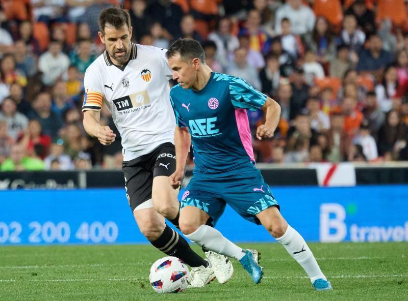 Los héroes del triplete del Valencia CF, reunidos en el césped de Mestalla