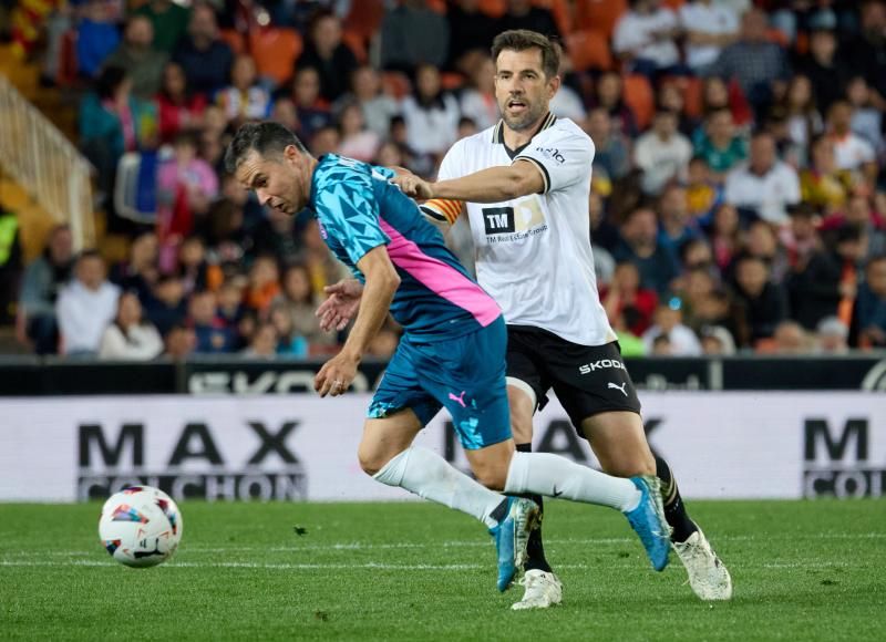 Los héroes del triplete del Valencia CF, reunidos en el césped de Mestalla