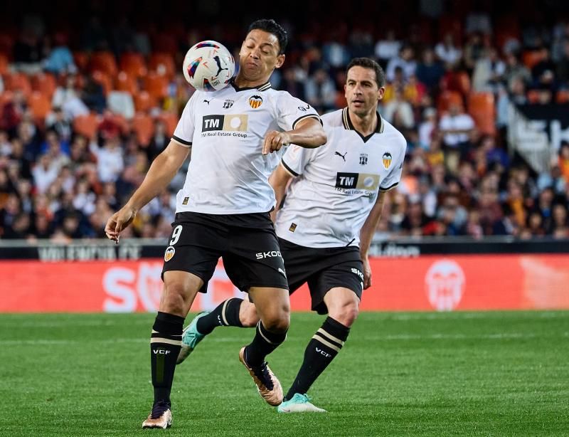 Los héroes del triplete del Valencia CF, reunidos en el césped de Mestalla