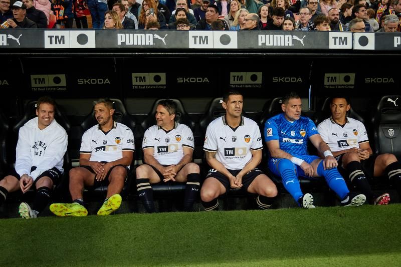 Los héroes del triplete del Valencia CF, reunidos en el césped de Mestalla