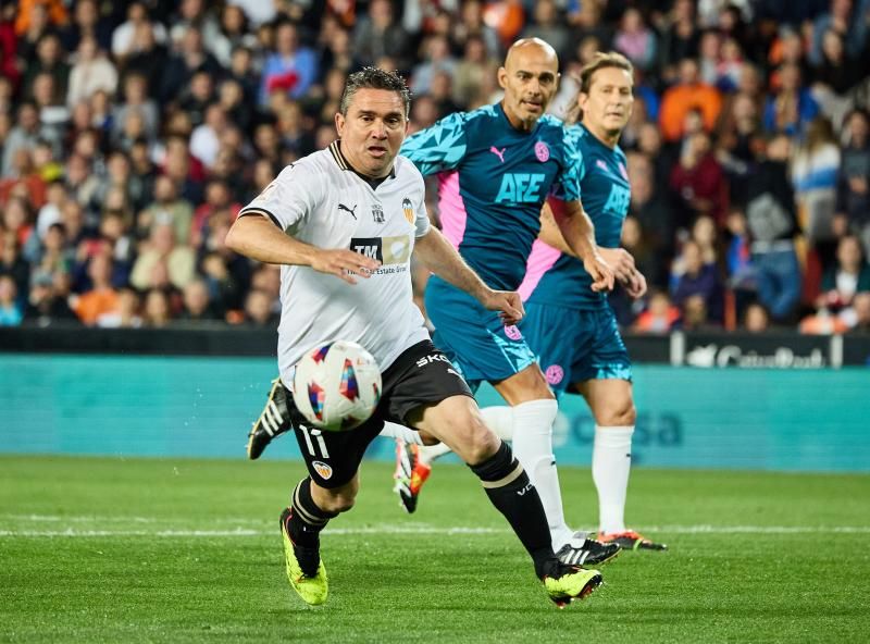 Los héroes del triplete del Valencia CF, reunidos en el césped de Mestalla