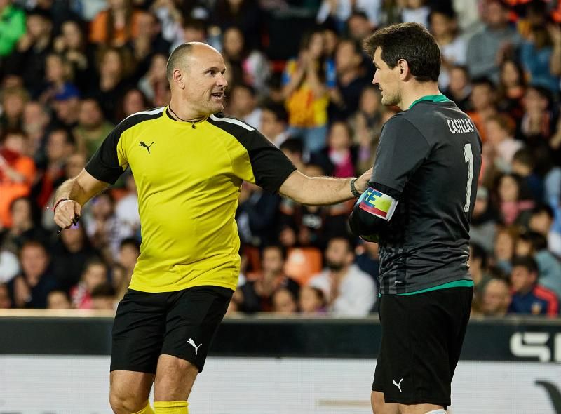 Los héroes del triplete del Valencia CF, reunidos en el césped de Mestalla