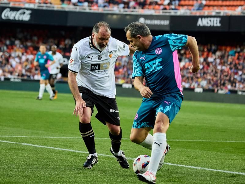 Los héroes del triplete del Valencia CF, reunidos en el césped de Mestalla