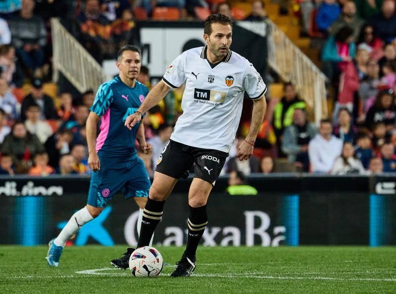 Los héroes del triplete del Valencia CF, reunidos en el césped de Mestalla