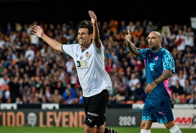 Los héroes del triplete del Valencia CF, reunidos en el césped de Mestalla