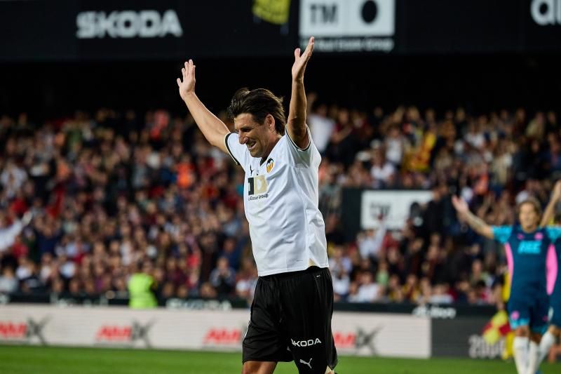 Los héroes del triplete del Valencia CF, reunidos en el césped de Mestalla