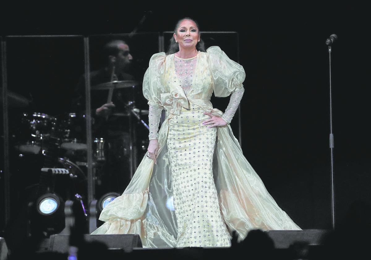 Isabel Pantoja durante un concierto en el Palacio de Deportes.