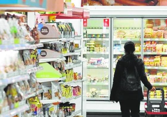 Una mujer compra en un supermercado, en una imagen de archivo.