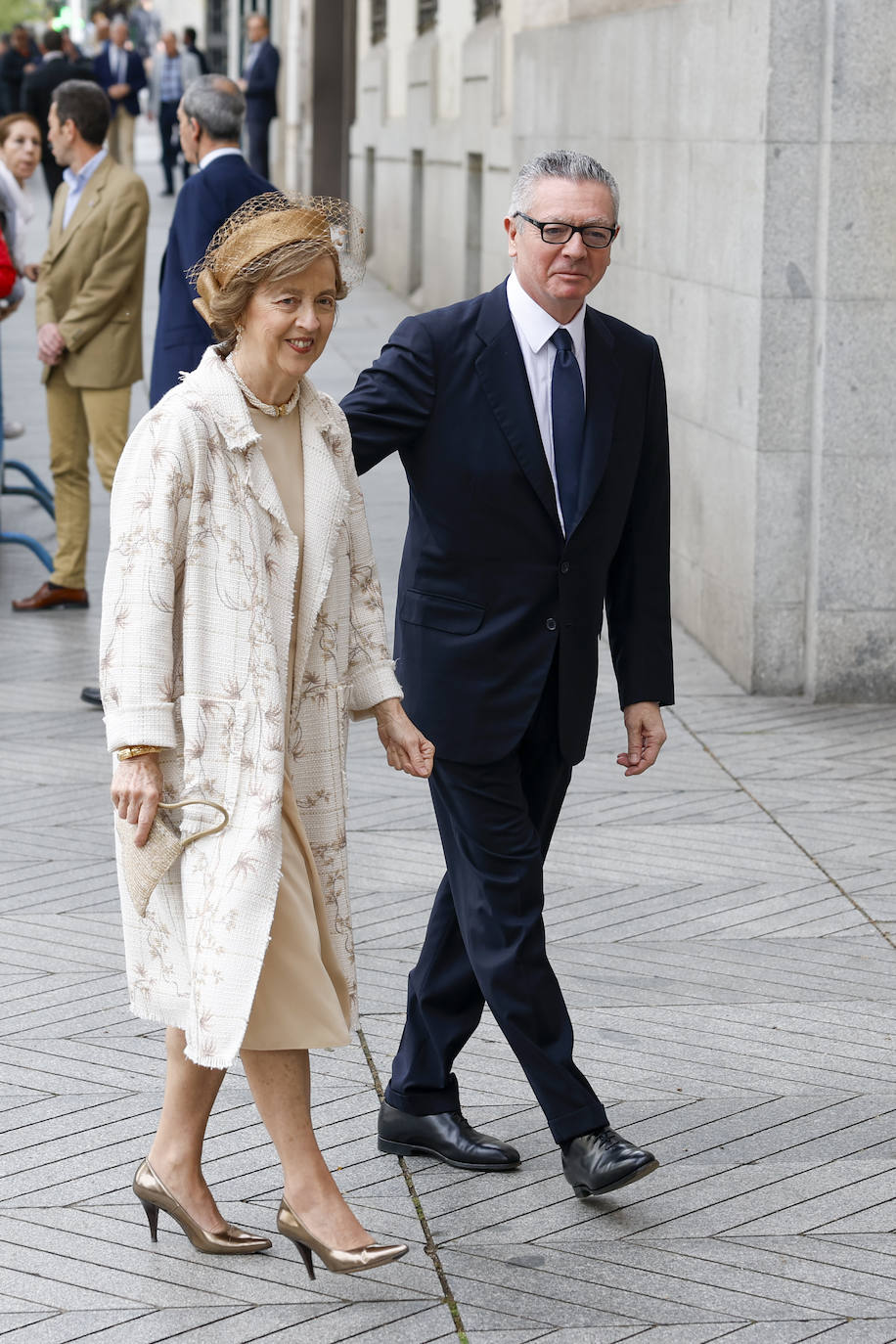 Las fotos de la boda de Almeida: los looks más atrevidos de los invitados