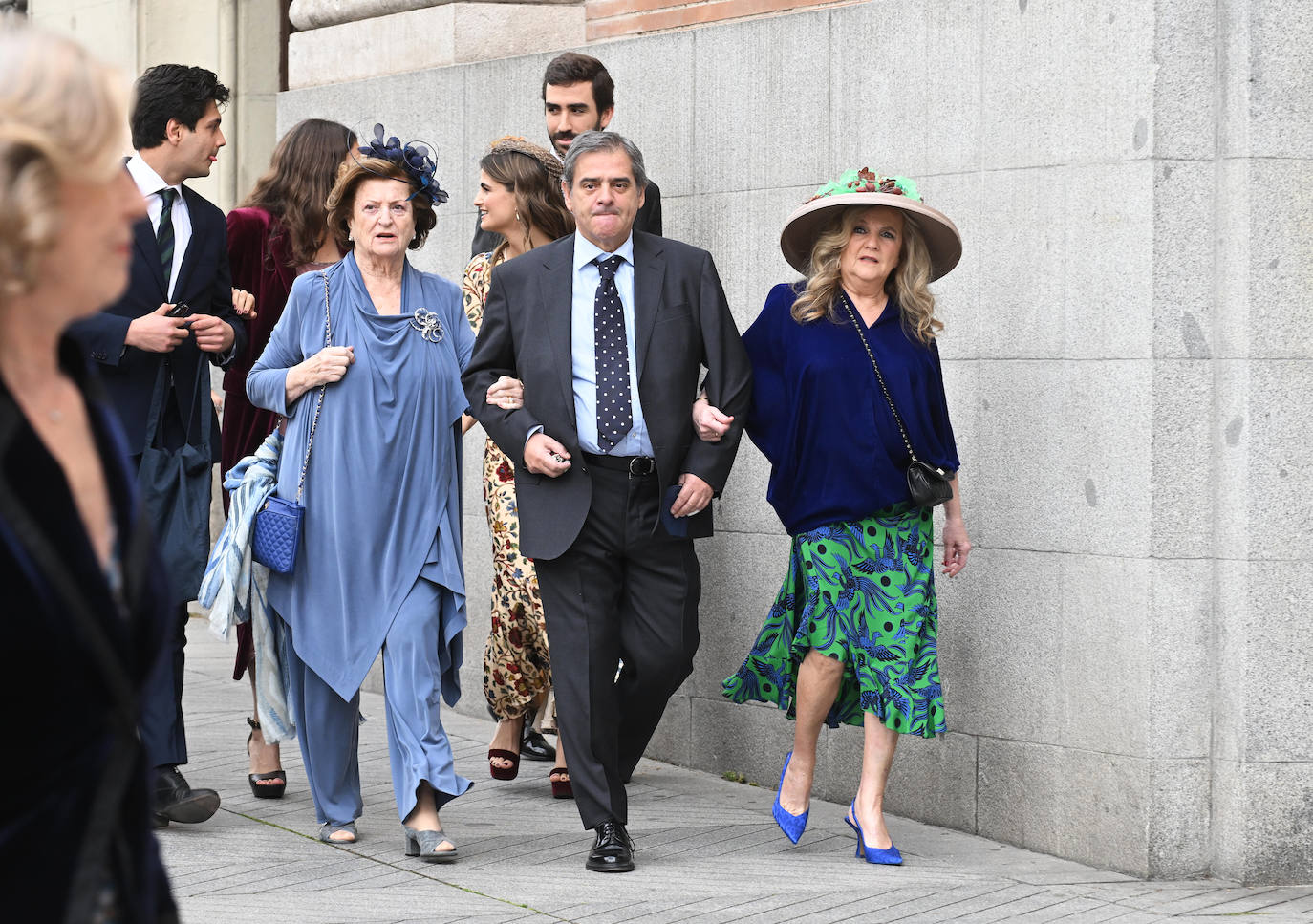 Las fotos de la boda de Almeida: los looks más atrevidos de los invitados