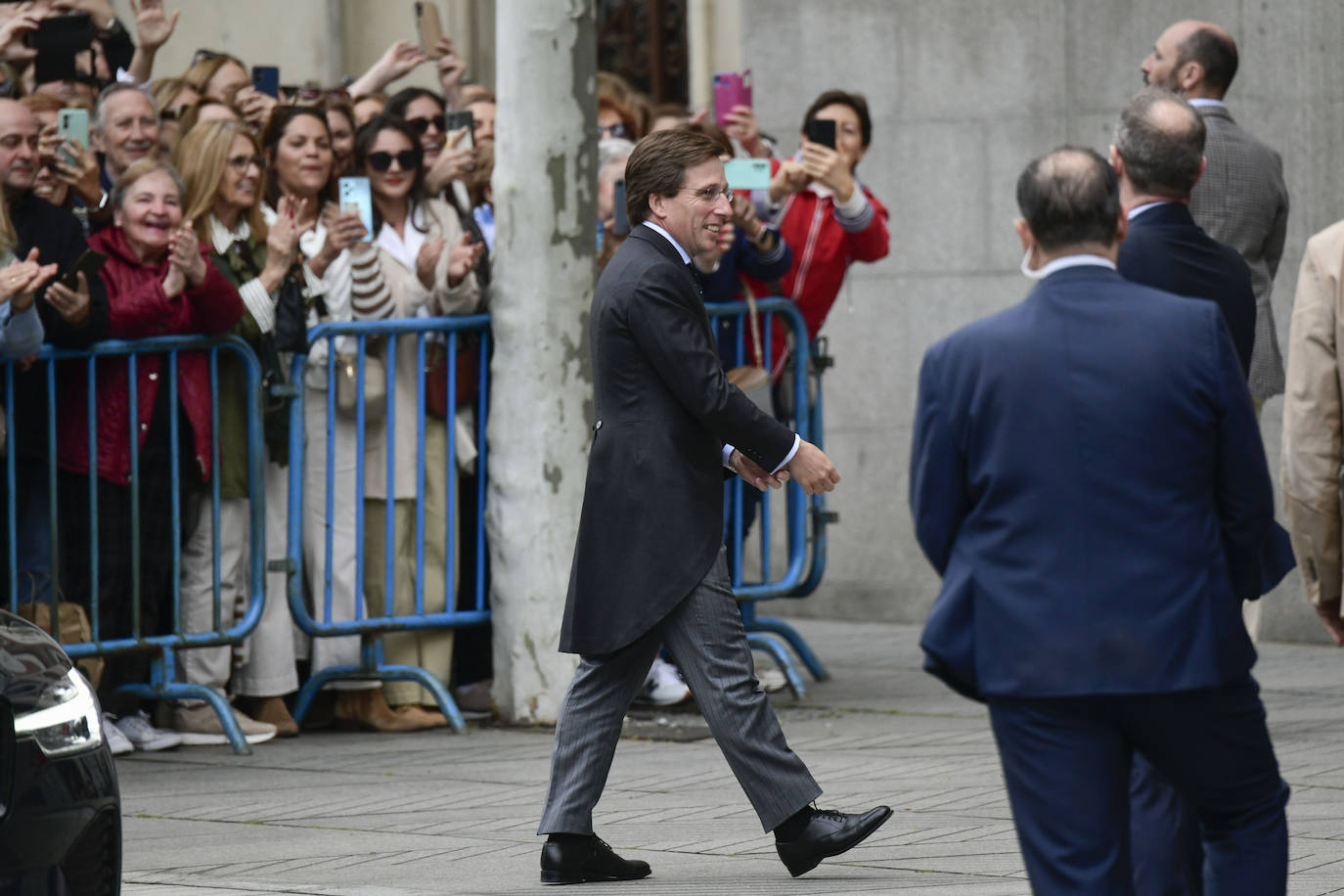 Las fotos de la boda de Almeida: los looks más atrevidos de los invitados