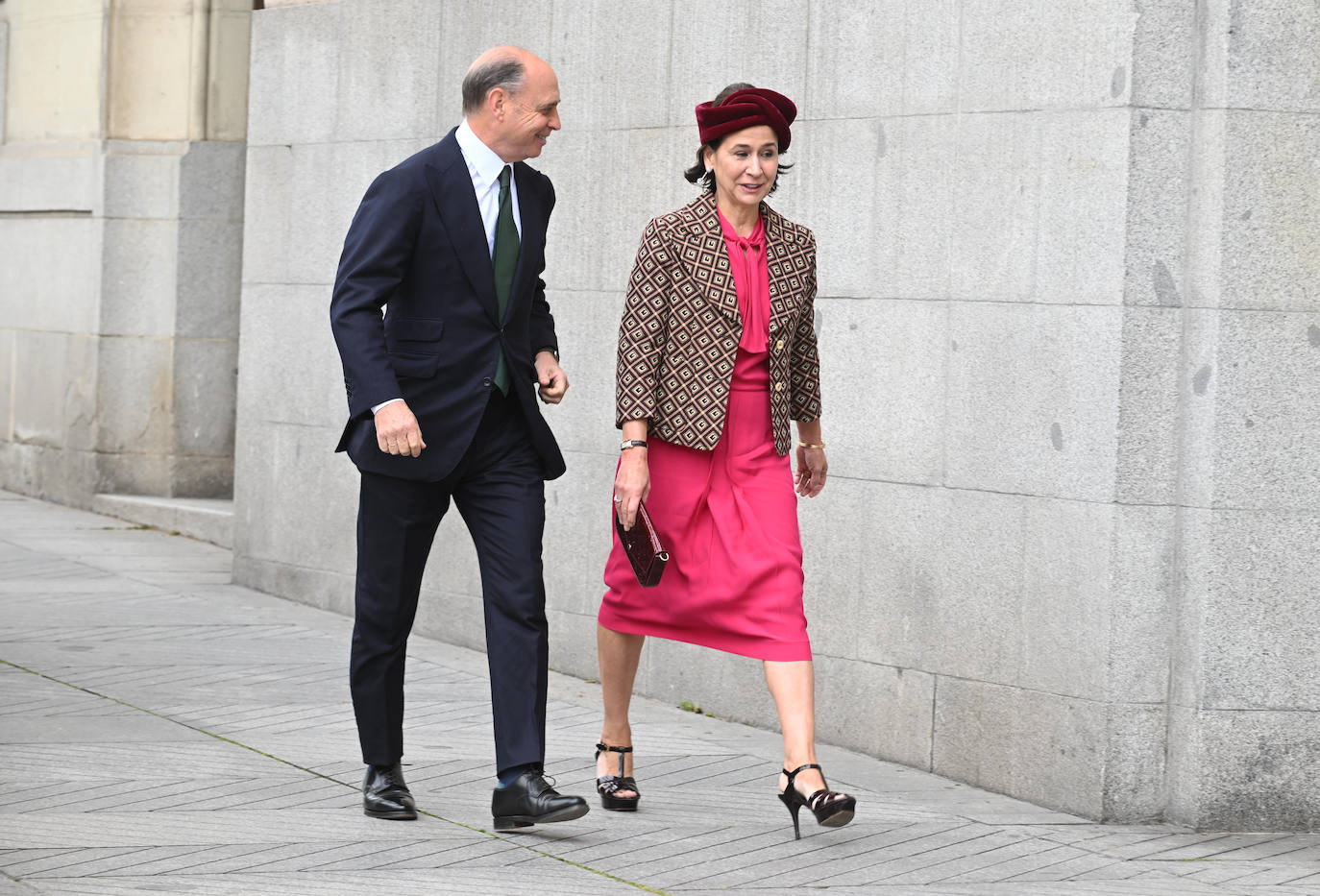 Las fotos de la boda de Almeida: los looks más atrevidos de los invitados