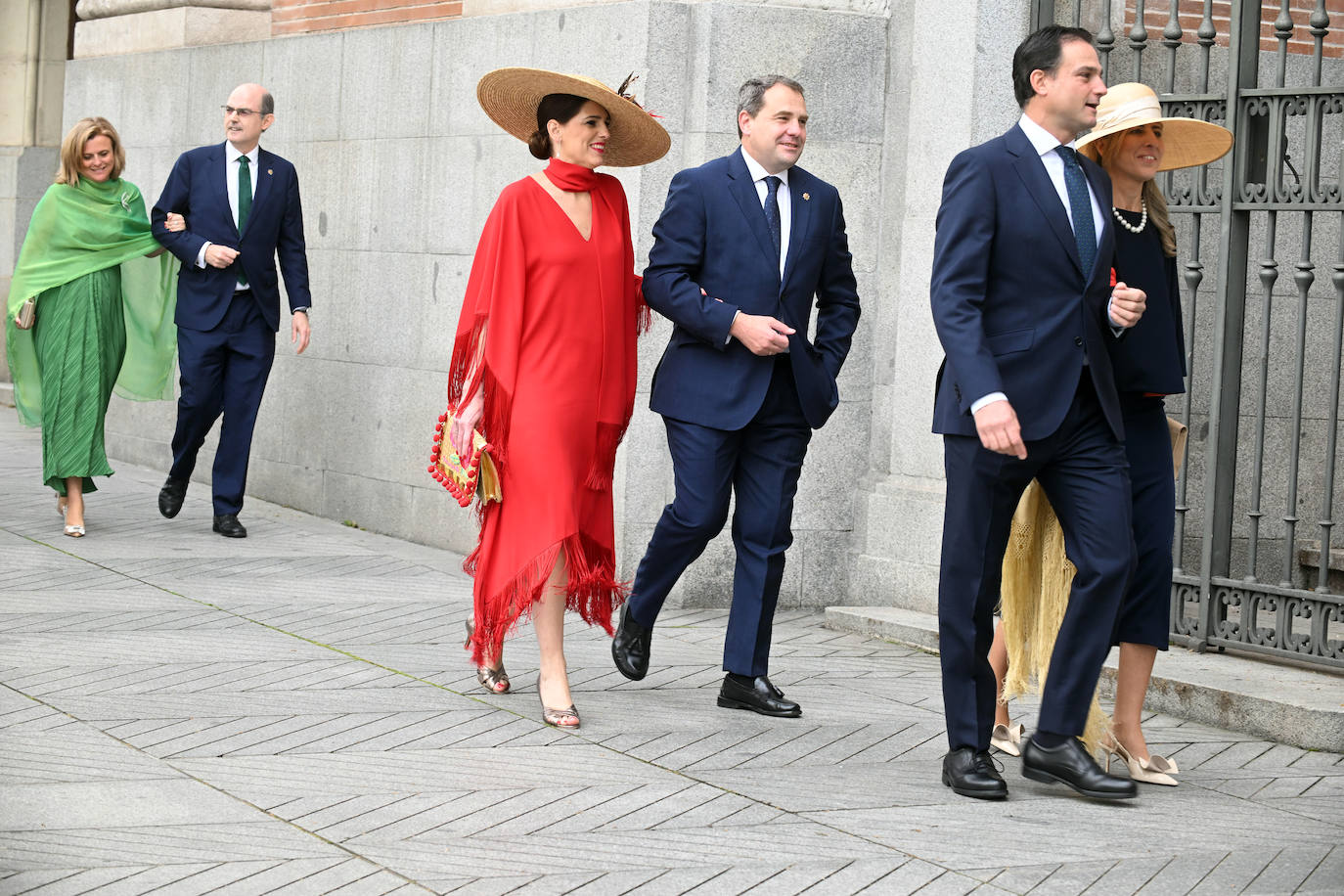 Las fotos de la boda de Almeida: los looks más atrevidos de los invitados