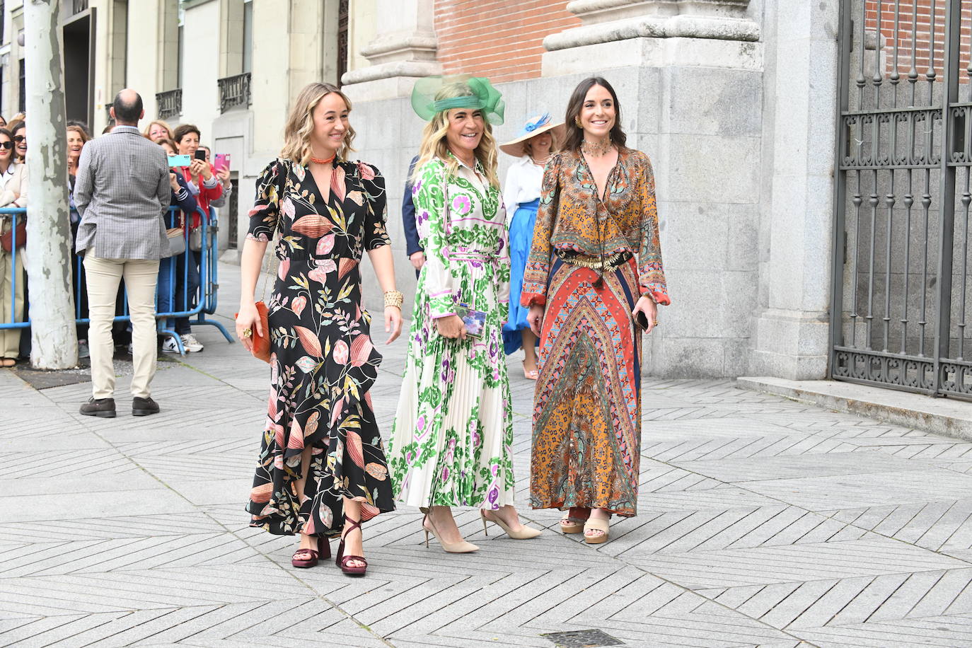 Las fotos de la boda de Almeida: los looks más atrevidos de los invitados