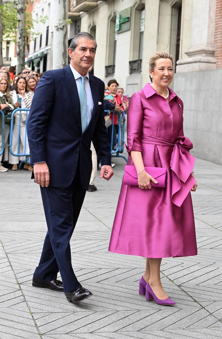 Las fotos de la boda de Almeida: los looks más atrevidos de los invitados