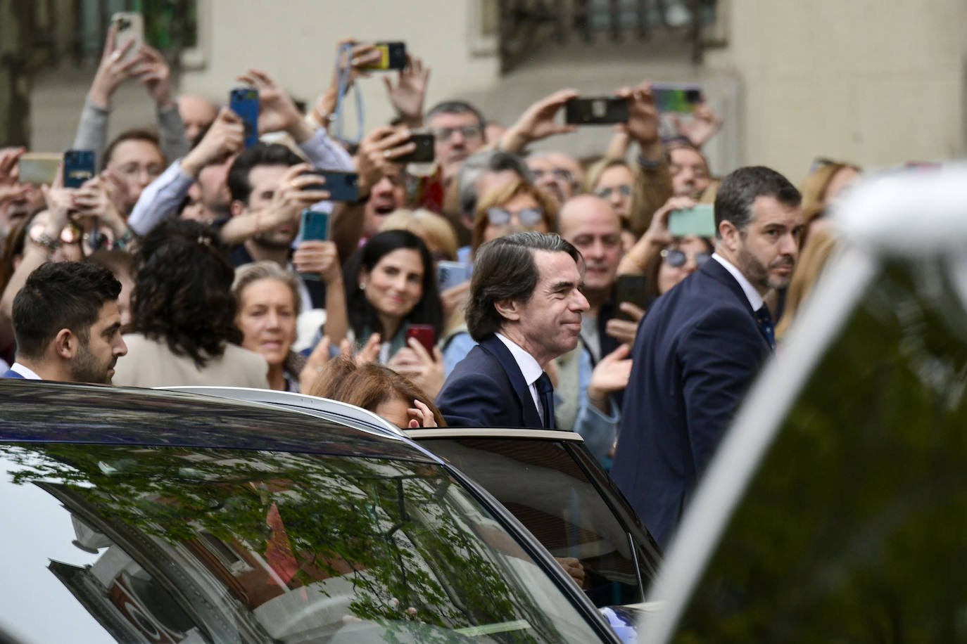 Las fotos de la boda de Almeida: los looks más atrevidos de los invitados