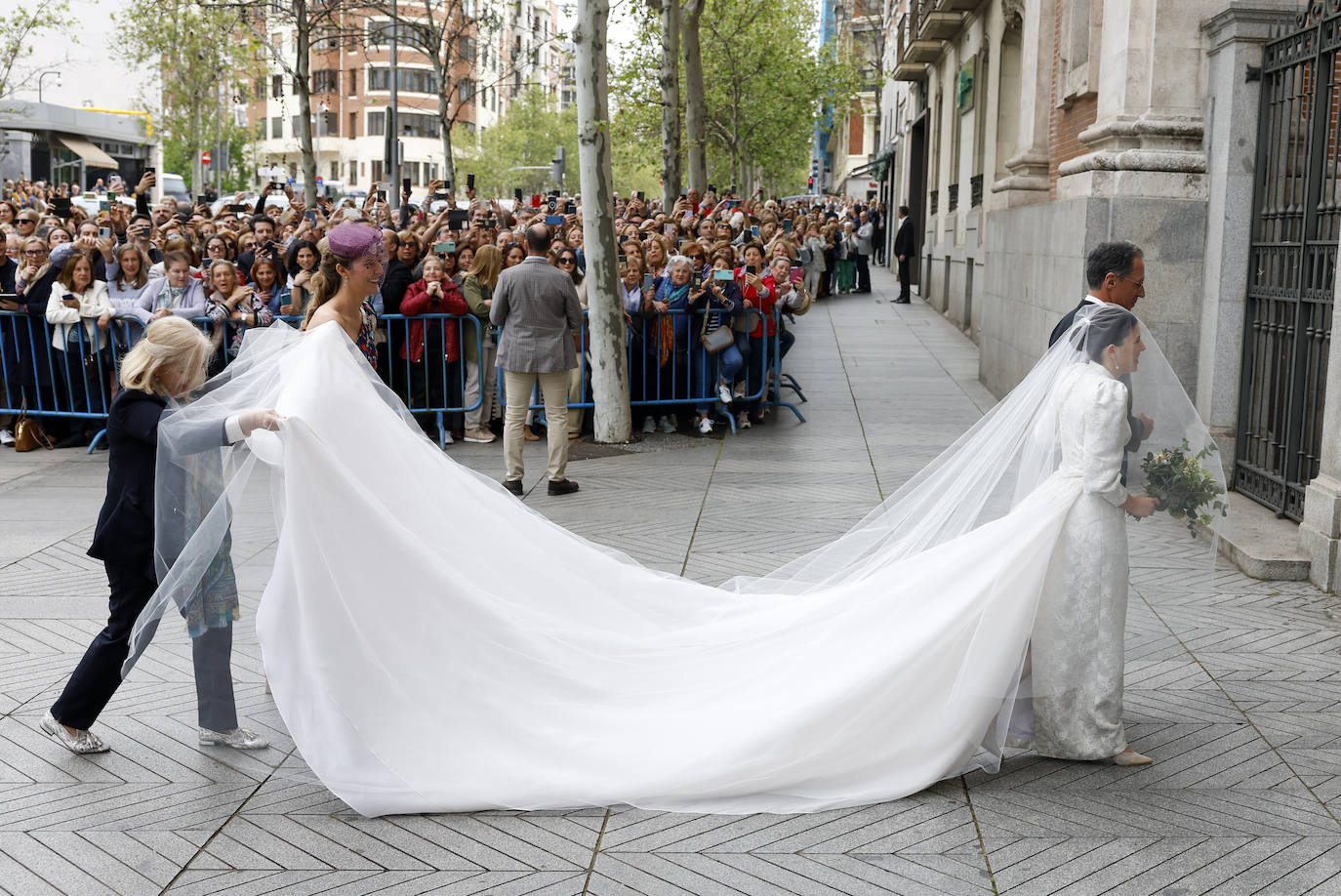 Las fotos de la boda de Almeida: los looks más atrevidos de los invitados